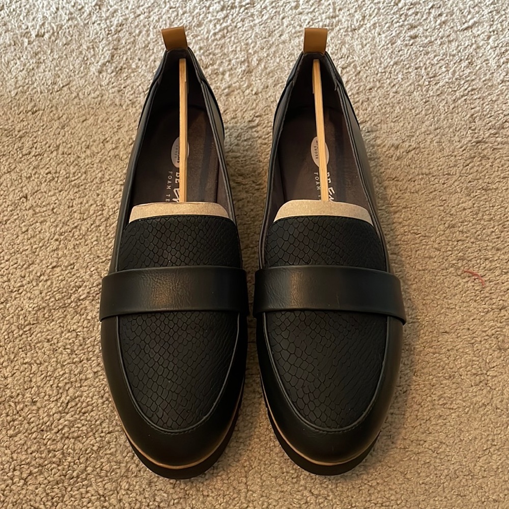 Dr. Scholls women’s 9.5 Webster Loafer with snakeskin and brown details